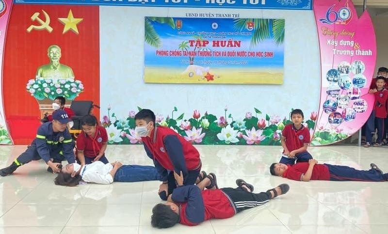 Lực lượng Cảnh sát PCCC và CNCH- CAH Thanh Trì trang bị kỹ năng sơ cứu, phòng chống đuối nước cho học sinh