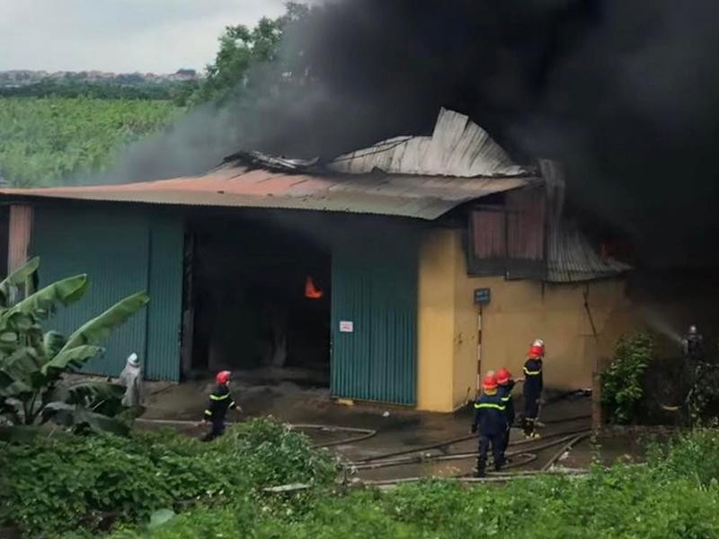 Công ty TNHH xây dựng vật liệu mới Hoàng Thành bị đình chỉ nhưng vẫn hoạt động và gây cháy Công ty TNHH xây dựng vật liệu mới Hoàng Thành bị đình chỉ nhưng vẫn hoạt động và gây cháy