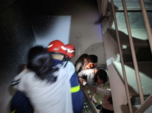 Lực lượng cứu hỏa triển khai các mũi tiếp cận, cứu và hướng dẫn các nạn nhân thoát xuống nơi an toàn