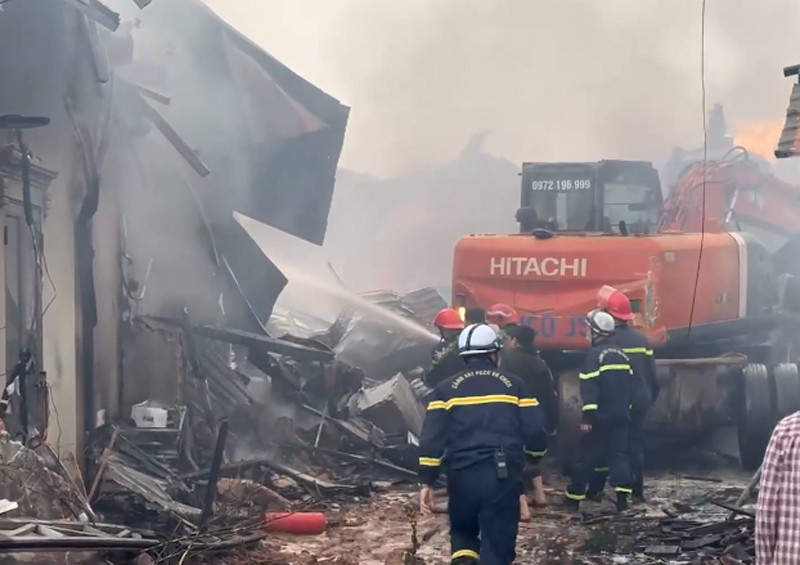 Lực lượng cứu hỏa đã khống chế và dập tắt đám cháy