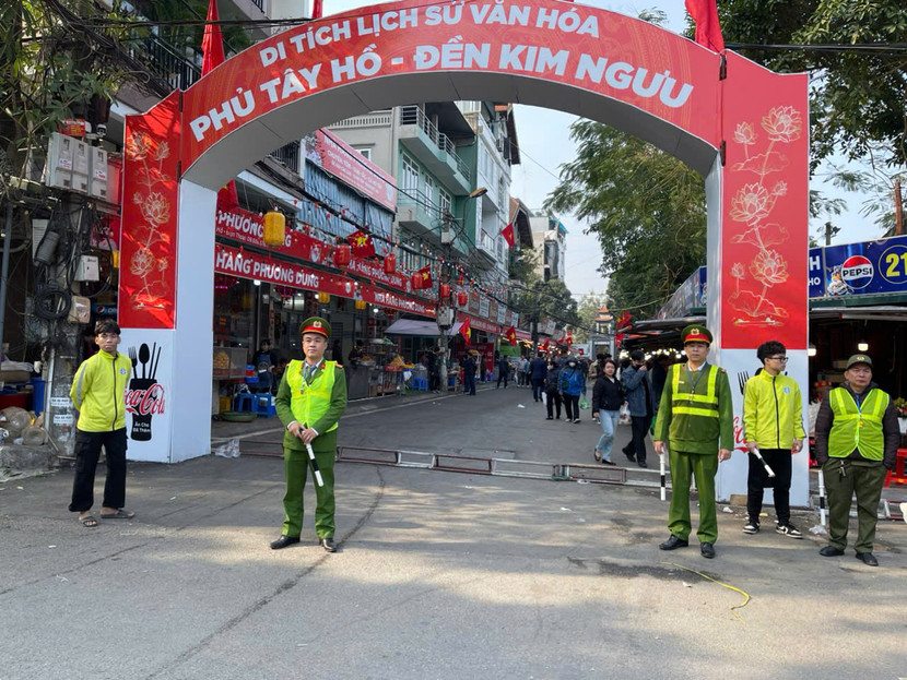 Chốt làm nhiệm vụ tại cổng Phủ Tây Hồ Chốt làm nhiệm vụ tại cổng Phủ Tây Hồ