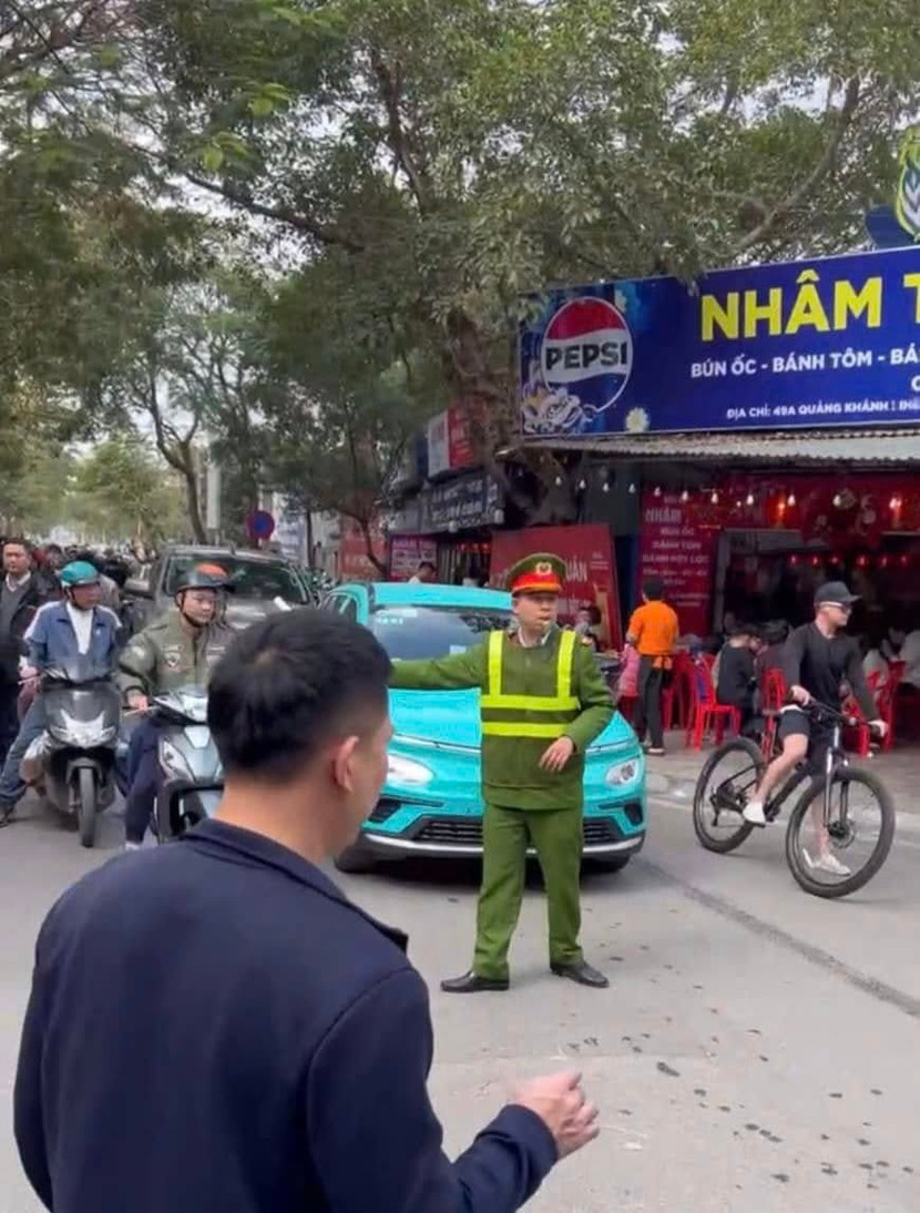 Lực lượng công an phân luồng giao thông phục vụ nhân dân du xuân thuận lợi Lực lượng công an phân luồng giao thông phục vụ nhân dân du xuân thuận lợi