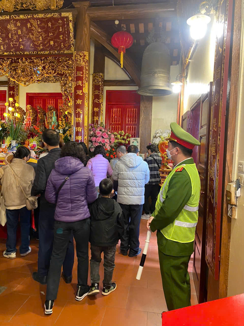 Lực lượng Công an làm nhiệm vụ đảm bảo ANTT tại điểm di tích Phủ Tây Hồ Lực lượng Công an làm nhiệm vụ đảm bảo ANTT tại điểm di tích Phủ Tây Hồ