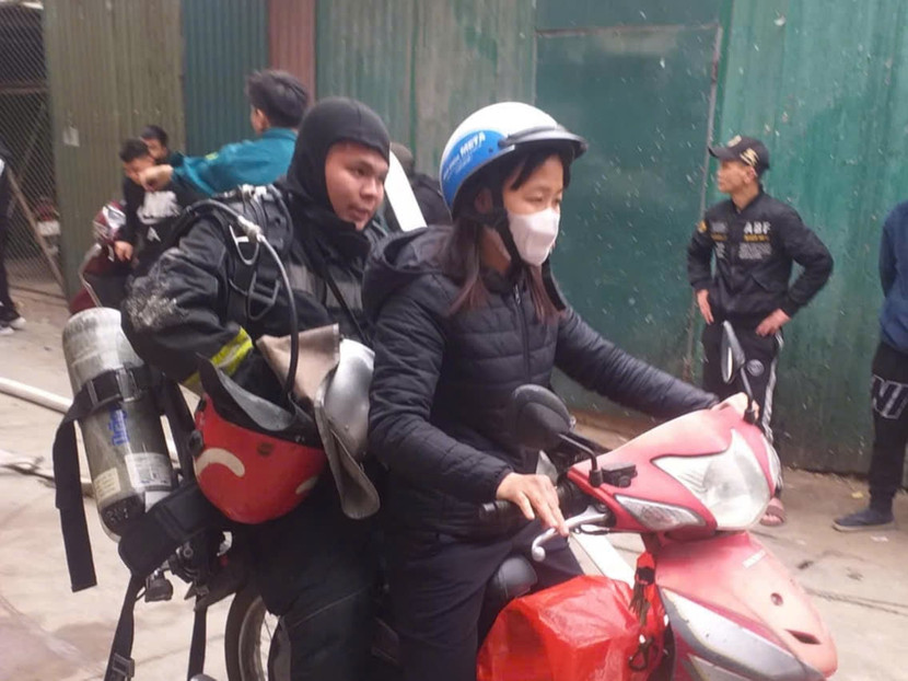 Người dân hỗ trợ lực lượng cứu hỏa tiếp cận nơi xảy cháy kịp thời Người dân hỗ trợ lực lượng cứu hỏa tiếp cận nơi xảy cháy kịp thời