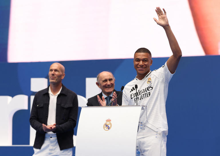 Chỉ sau vài ngày ra mắt, Real Madrid và Adiadas xác nhận bán hơn 4 triệu áo đấu của Mbappe