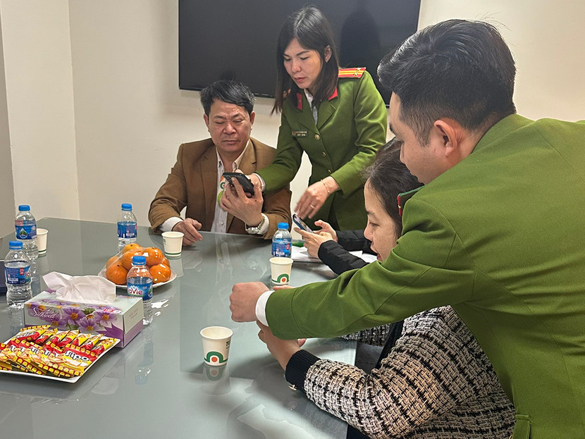 Cảnh sát PCCC và CNCH tuyên truyền cài đặt phần mền ứng dụng báo cháy qua điện thoại và kiểm tra an toàn PCCC tại Bệnh viện Thu Cúc Cảnh sát PCCC và CNCH tuyên truyền cài đặt phần mền ứng dụng báo cháy qua điện thoại và kiểm tra an toàn PCCC tại Bệnh viện Thu Cúc