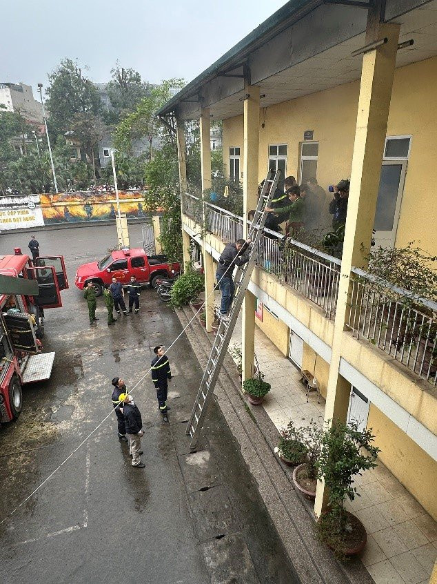 Người dân tham gia thoát nạn từ trên tầng cao xuống nơi an toàn Người dân tham gia thoát nạn từ trên tầng cao xuống nơi an toàn