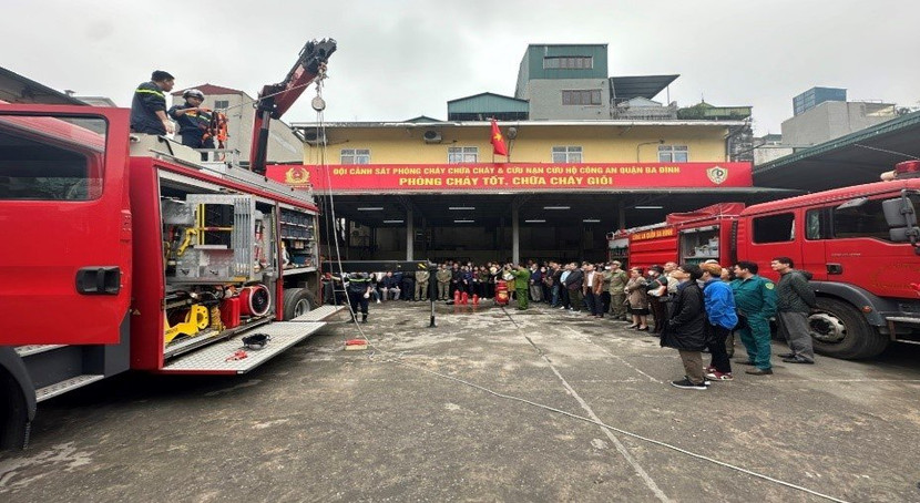 Trên 800 người tham gia trải nghiệm chữa cháy, cứu nạn, thoát nạn tại Đội Cảnh sát PCCC và CNCH - CAQ Ba Đình Trên 800 người tham gia trải nghiệm chữa cháy, cứu nạn, thoát nạn tại Đội Cảnh sát PCCC và CNCH - CAQ Ba Đình