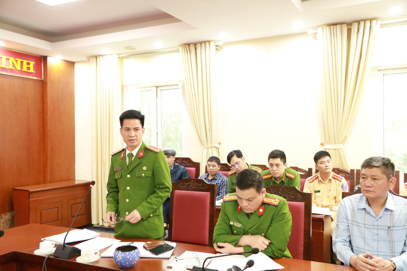 Đại diện chỉ huy CAH Mê Linh báo cáo tình hình công tác đảm bảo an toàn PCCC và CNCH trên địa bàn