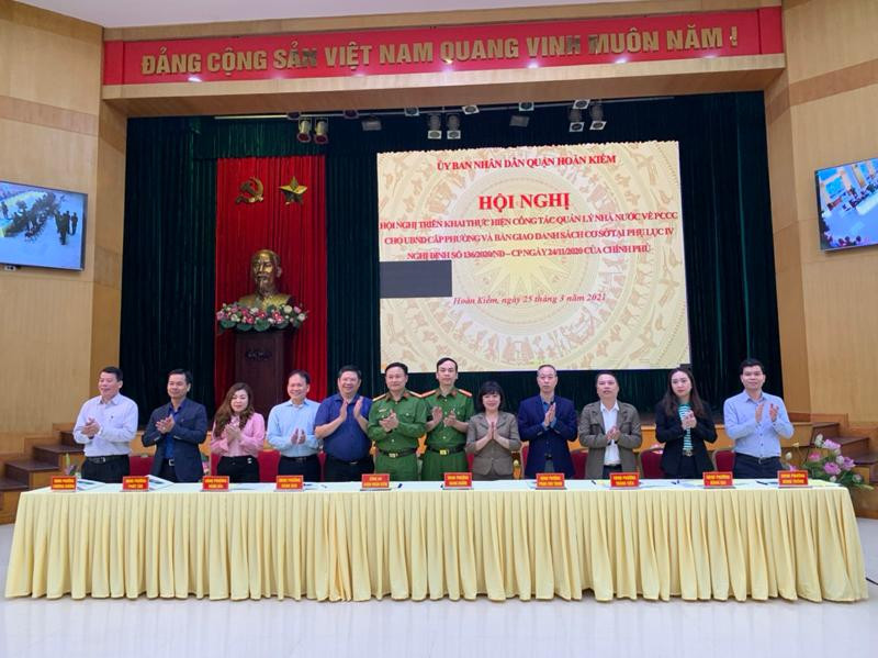 UBND quận Hoàn Kiếm bàn giao danh mục cơ sở PCCC cho cấp phường quản lý UBND quận Hoàn Kiếm bàn giao danh mục cơ sở PCCC cho cấp phường quản lý