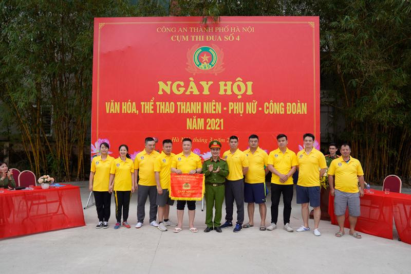 Thượng tá Lê Ngọc Thanh, Phó trưởng Phòng Cảnh sát PCCC và CNCH - CATP Hà Nội trao giải Nhất môn kéo co cho các VĐV