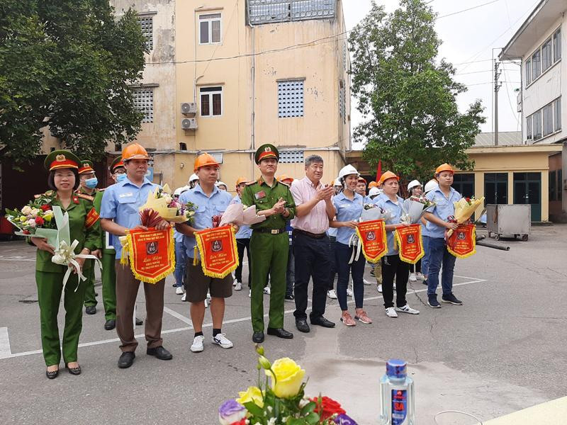 Ông Hoàng Vệ Dũng, Chủ tịch HĐQT tổng công ty may Đức Giang và Trung tá Nguyễn Đức Thiêm, Phó trưởng CAQ Long Biên trao cờ lưu niệm cho đại diện thành viên tham gia hội thao PCCC và CNCH Ông Hoàng Vệ Dũng, Chủ tịch HĐQT tổng công ty may Đức Giang và Trung tá Nguyễn Đức Thiêm, Phó trưởng CAQ Long Biên trao cờ lưu niệm cho đại diện thành viên tham gia hội thao PCCC và CNCH