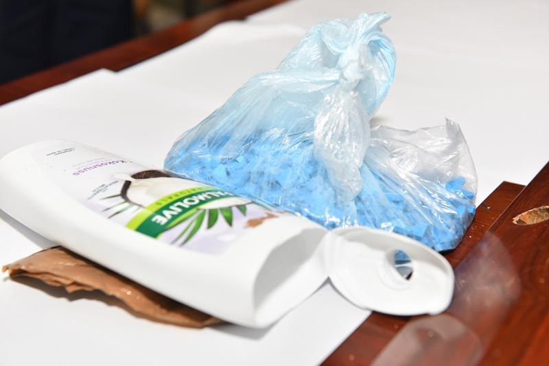 Thủ đoạn cất giấu ma túy vào lọ hóa mỹ phẩm vận chuyển từ nước ngoài vào Việt Nam thông qua dịch vụ chuyển phát nhanh Thủ đoạn cất giấu ma túy vào lọ hóa mỹ phẩm vận chuyển từ nước ngoài vào Việt Nam thông qua dịch vụ chuyển phát nhanh