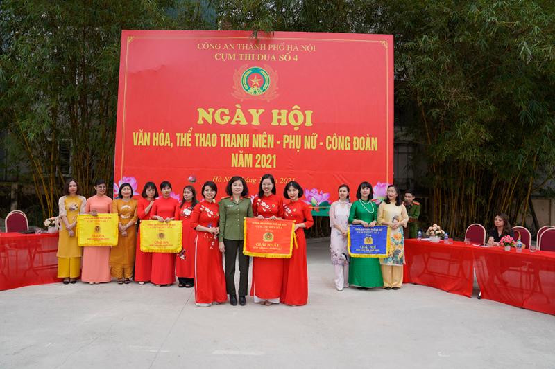 Thượng tá Vũ Thị Kim Yến - Chủ tịch Hội phụ nữ CATP trao giải Nhất môn cắm hoa nghệ thuật cho Hội Phụ nữ Phòng Cảnh sát PCCC - CATP Hà Nội