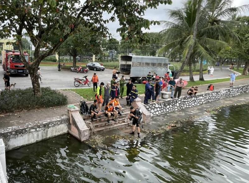Lực lượng tìm kiếm cứu nạn tìm thấy thi thể cháu bé đuối nước tại hồ 7 mẫu Công viên Thống Nhất