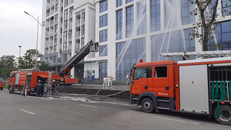Xe thang và các phương tiện hiện đại tham gia diễn tập chữa cháy tìm kiếm cứu nạn tại nhà cao tầng có chức năng hỗn hợp văn phòng - căn hộ thuộc tổ hợp chung cư Vinhomes Symphony - Long Biên