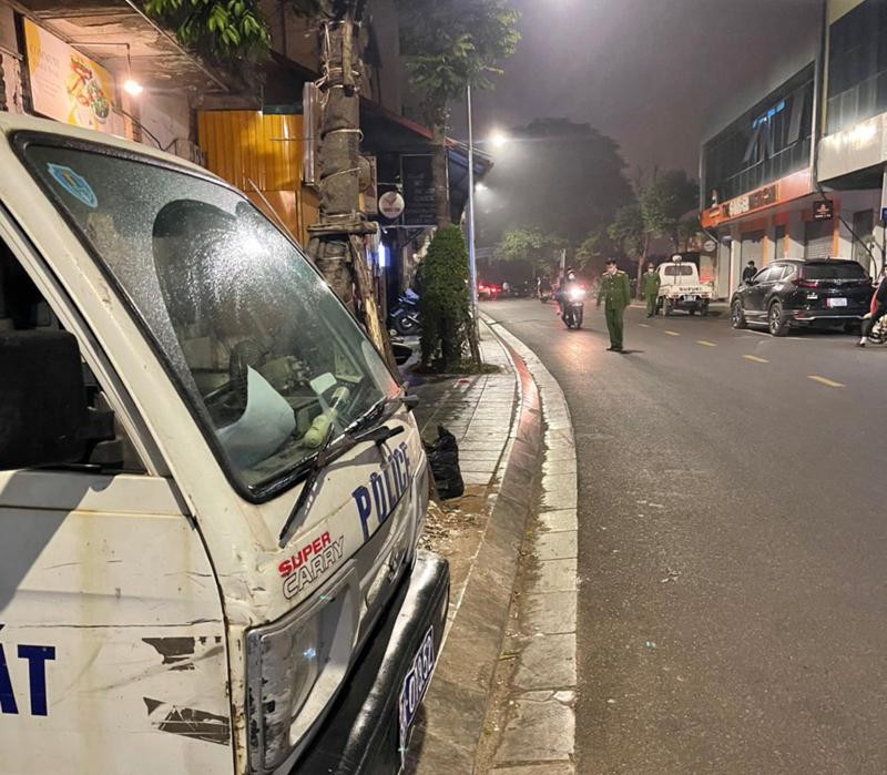 Công an phường Quảng An, quận Tây Hồ kiểm tra, xử lý vi phạm cơ sở hoạt động kinh doanh mở cửa đón khách sau 21h tại 197 Âu Cơ Công an phường Quảng An, quận Tây Hồ kiểm tra, xử lý vi phạm cơ sở hoạt động kinh doanh mở cửa đón khách sau 21h tại 197 Âu Cơ