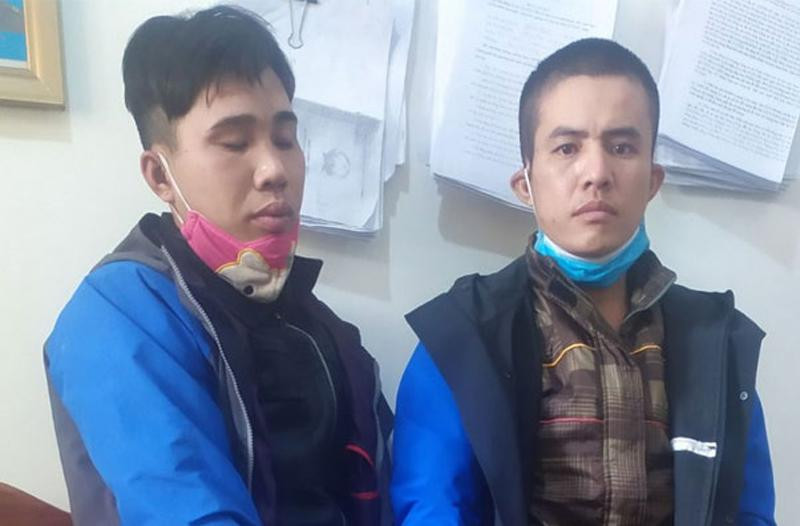 Hai đối tượng trộm cắp tài sản bị người dân và Công an vây bắt Hai đối tượng trộm cắp tài sản bị người dân và Công an vây bắt