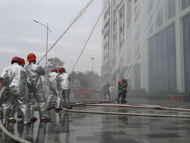 Các lực lượng nhanh chóng phối hợp xử lý sự cố cháy giả định tại buổi diễn tập phương án chữa cháy tổ hợp văn phòng - căn hộ chung cư Vinhomes Symphony