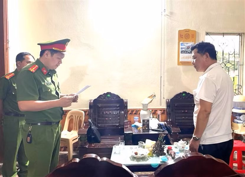 Cơ quan CSĐT thực hiện Quyết định khởi tố vụ án, Quyết định khởi tố bị can và ra Lệnh cấm đi khỏi nơi cư trú đối với Dương Minh Hợp