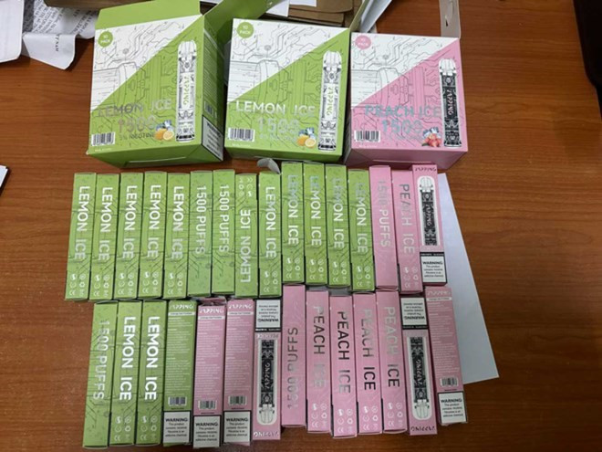 Công an quận Hoàn Kiếm phát hiện đối tượng vận chuyển 30 cây “Pob Chill” (thuốc lá điện tử có chứa chất ma tuý). Công an quận Hoàn Kiếm phát hiện đối tượng vận chuyển 30 cây “Pob Chill” (thuốc lá điện tử có chứa chất ma tuý).