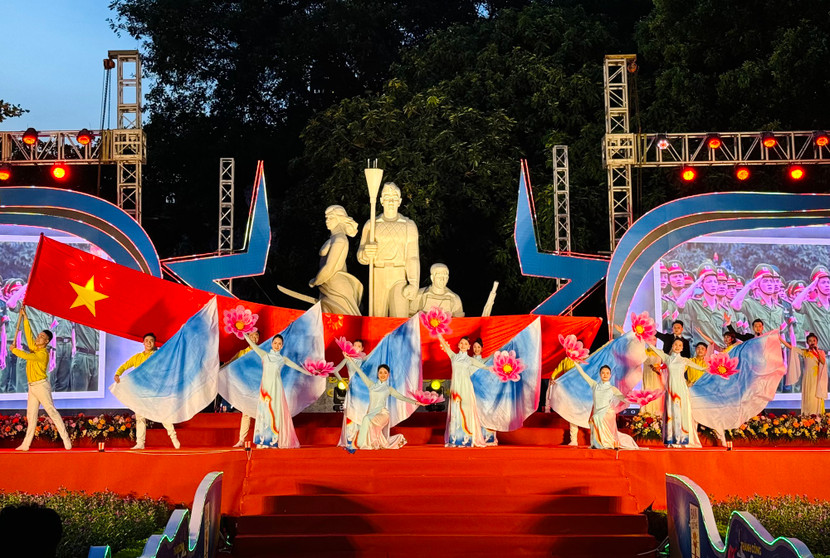 Tiết mục biểu diễn nghệ thuật chào mừng Lễ tuyên dương