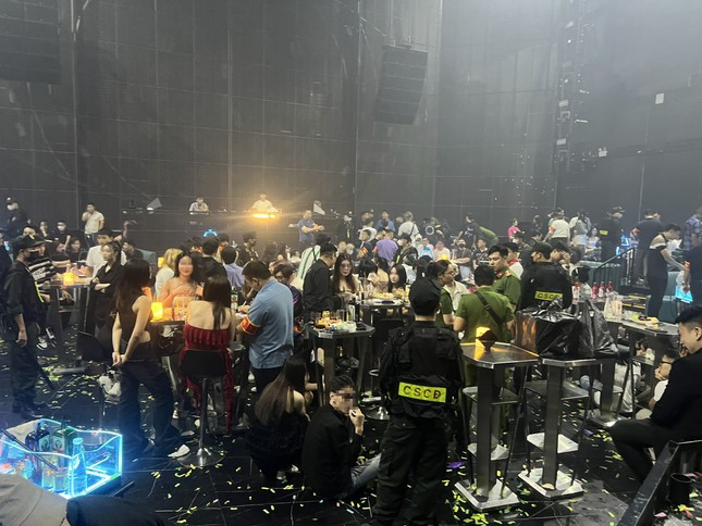 Phòng Cảnh sát điều tra tội phạm về ma túy chủ trì phối hợp với các đơn vị nghiệp vụ Công an thành phố Hà Nội kiểm tra quán bar A Plus, 78 Yên Phụ, phường Nguyễn Trung Trực, quận Ba Đình phát hiện nhiều đối tượng dương tính với ma túy Phòng Cảnh sát điều tra tội phạm về ma túy chủ trì phối hợp với các đơn vị nghiệp vụ Công an thành phố Hà Nội kiểm tra quán bar A Plus, 78 Yên Phụ, phường Nguyễn Trung Trực, quận Ba Đình phát hiện nhiều đối tượng dương tính với ma túy