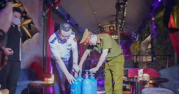 Công an quận Hoàn Kiếm, Hà Nội và Đội Quản lý thị trường số 2-Cục Quản lý thị trường TP Hà Nội đã đột xuất kiểm tra quán bar Hybra Ultra Lounge phát hiện nhiều bình "khí cười" Công an quận Hoàn Kiếm, Hà Nội và Đội Quản lý thị trường số 2-Cục Quản lý thị trường TP Hà Nội đã đột xuất kiểm tra quán bar Hybra Ultra Lounge phát hiện nhiều bình "khí cười"