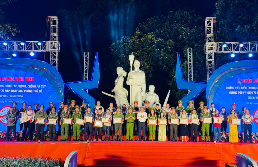 Ông Lê Hồng Sơn, Phó Chủ tịch Thường trực UBND TP. Hà Nội, Trưởng Ban Chỉ đạo phòng chống AIDS, ma túy, mại dâm thành phố trao khen thưởng, tuyên dương, vinh danh 6 tập thể, 42 cá nhân điển hình tiên tiến trong phòng, chống ma túy của Thủ đô