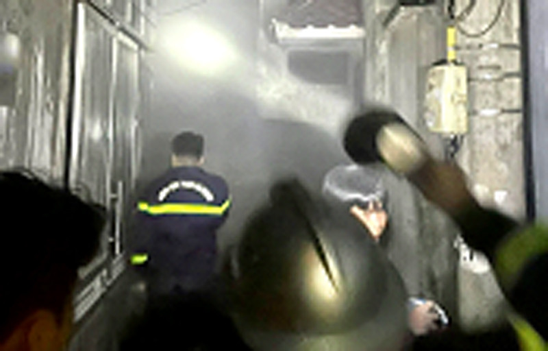 Lực lượng cảnh sát PCCC&amp;CNCH Công an quận Tây Hồ phối hợp Công an phường, dân phòng, người dân sở tại kịp thời dập tắt đám cháy