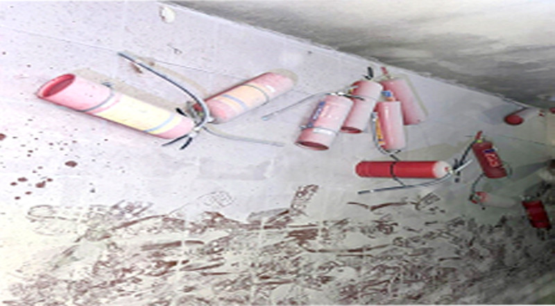 Người dân nhanh chóng dùng bình cứu hỏa của gia đình và điểm chữa cháy cộng cộng xử lý ngăn cháy lan