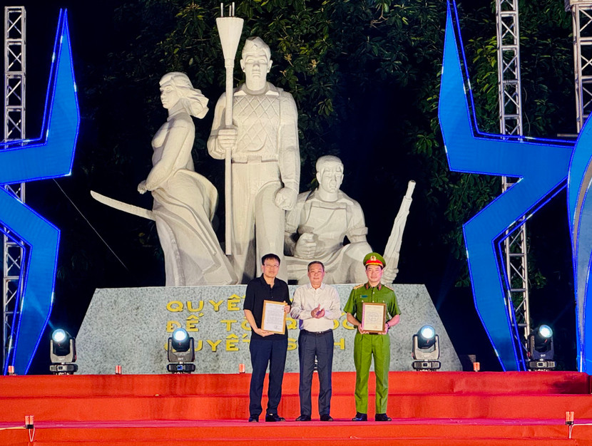 Phó Chủ tịch thường trực UBND TP. Hà Nội Lê Hồng Sơn trao Thư khen của Chủ tịch UBND TP. Hà Nội cho Công an Thành phố và Cục Hải quan Thành phố có thành tích triệt phá đường dây ma túy từ CHLB Đức về Việt Nam