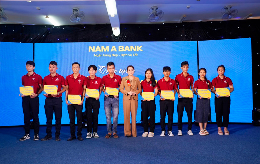 Đại diện Ngân hàng TMCP Nam Á trao học bổng cho sinh viên Đại diện Ngân hàng TMCP Nam Á trao học bổng cho sinh viên