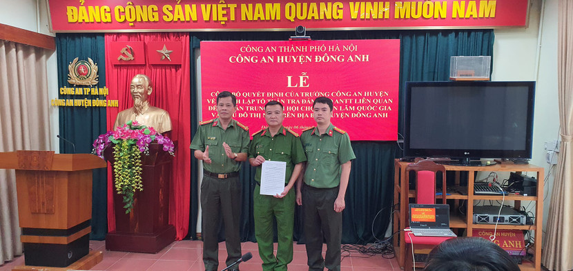 Thượng tá Chu Đức Dũng, Phó trưởng Công an huyện Đông Anh quán triệt và giao nhiệm vụ cho Tổ tuần tra đảm bảo ANTT...
