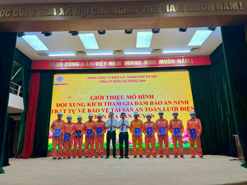 Đại diện lãnh đạo huyện Đông Anh chúc mừng Đội xung kích tham gia đảm bảo an ninh trật tự, bảo vệ tài sản lưới điện