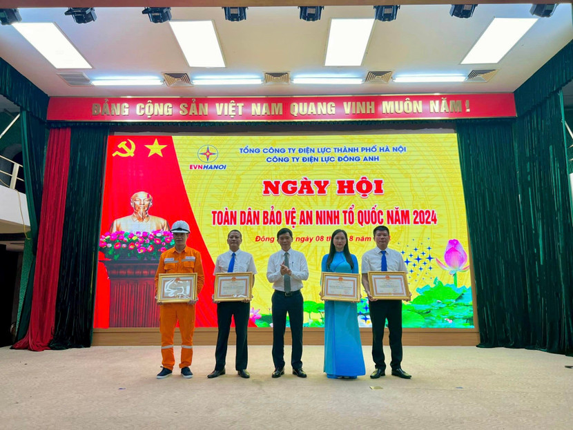 Các tập thể, cá nhân nhận khen thưởng về thành tích xuất sắc trong phong trào “Toàn dân bảo vệ an ninh Tổ quốc”