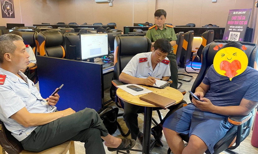 Tổ công tác lập biên bản xử phạt vi phạm cơ sở kinh doanh trò chơi điện tử... Tổ công tác lập biên bản xử phạt vi phạm cơ sở kinh doanh trò chơi điện tử...