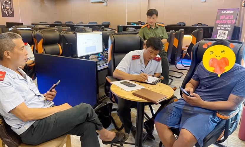 Tổ công tác lập biên bản xử phạt vi phạm cơ sở kinh doanh trò chơi điện tử...