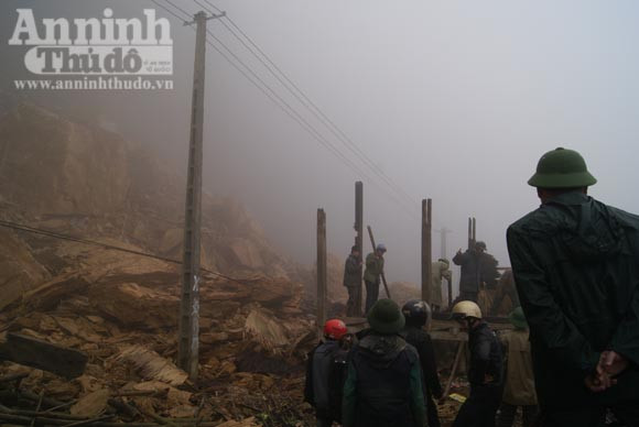 Lở núi chết 2 người, chia cắt quốc lộ 6 ảnh 2