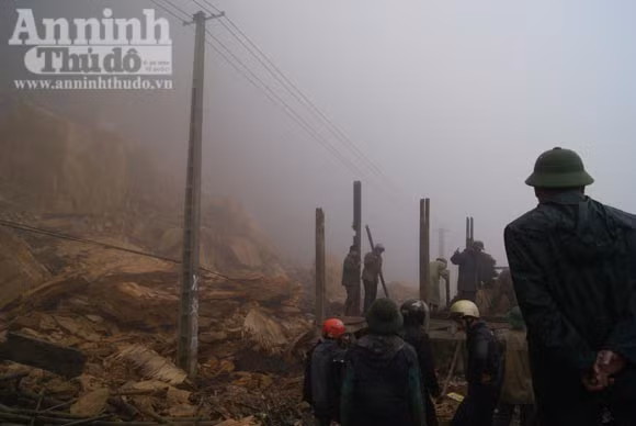 Lở núi chết 2 người, chia cắt quốc lộ 6 ảnh 2