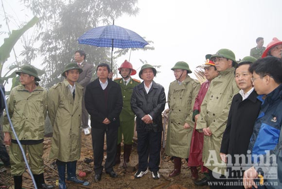 Lở núi chết 2 người, chia cắt quốc lộ 6 ảnh 1