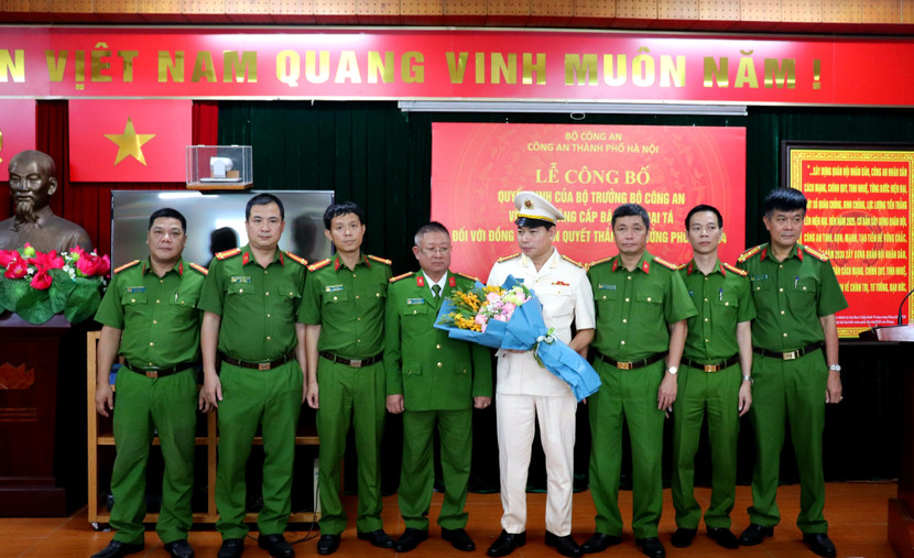 Ban chỉ huy Phòng Cảnh sát ĐTTP về ma tuý chúc mừng Đại tá Trần Quyết Thắng, Trưởng phòng được thăng cấp bậc hàm từ Thượng tá lên Đại tá