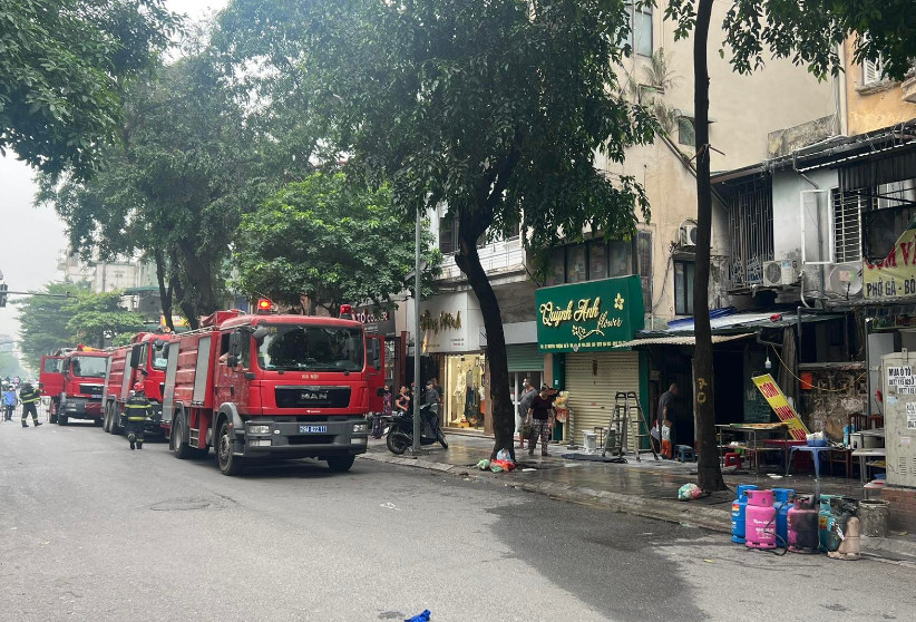 Lực lượng Cảnh sát PCCC và CNCH được huy động xử lý đám cháy