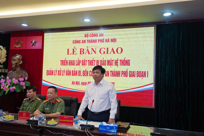 Đại tá Đào Xuân Long, Cục trưởng Cục Quản lý kỹ thuật nghiệp vụ mật mã Ban Cơ yếu Chính phủ phát biểu tại buổi lễ