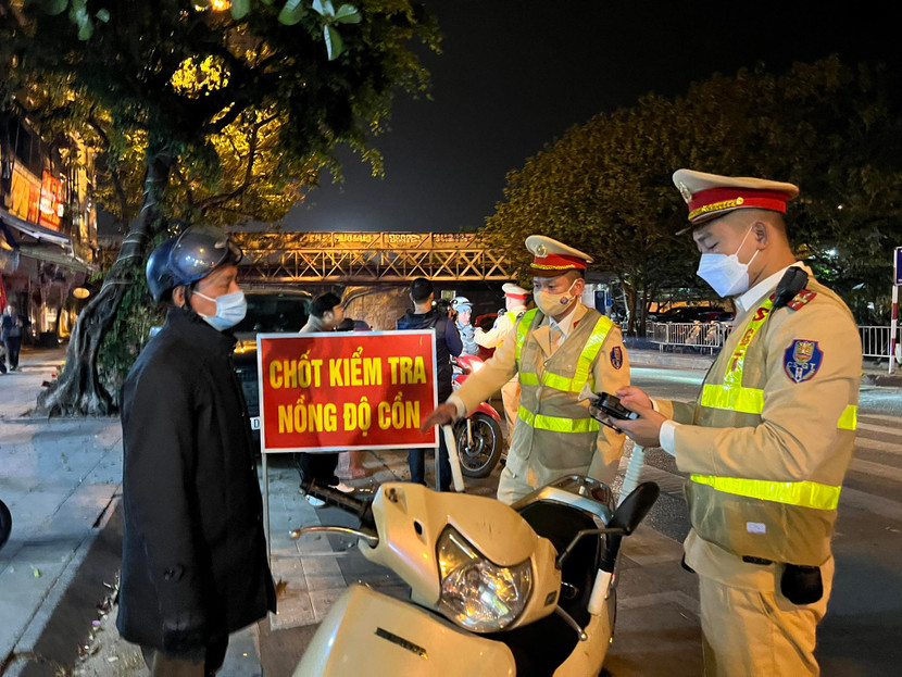 Qua kiểm tra phát hiện vi phạm chủ yếu là người điều khiển xe máy vi phạm nồng độ cồn Qua kiểm tra phát hiện vi phạm chủ yếu là người điều khiển xe máy vi phạm nồng độ cồn