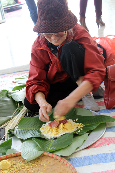 Gói bánh chưng xanh mang Tết đến đồng bào nghèo ảnh 3 Gói bánh chưng xanh mang Tết đến đồng bào nghèo ảnh 3
