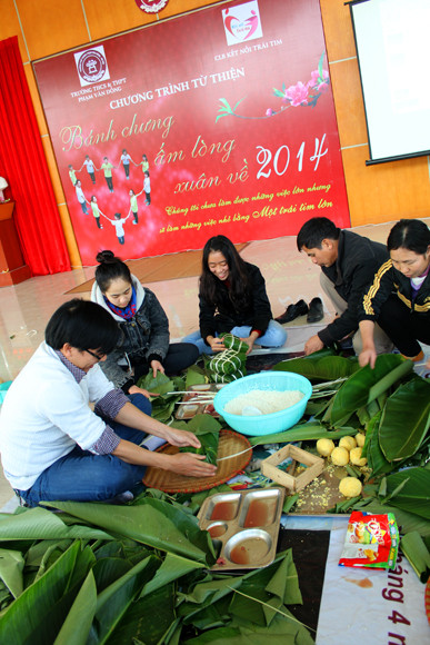 Gói bánh chưng xanh mang Tết đến đồng bào nghèo ảnh 7