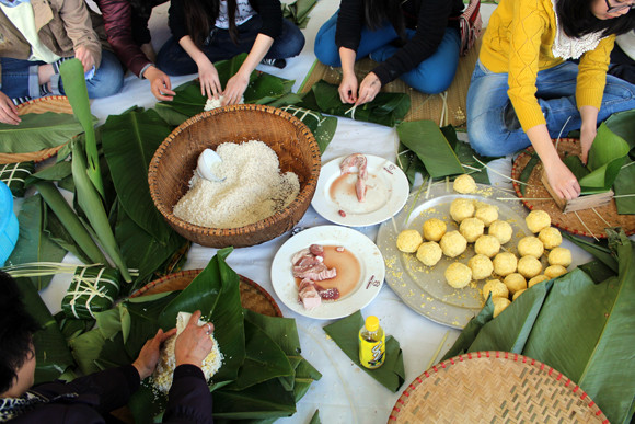 Gói bánh chưng xanh mang Tết đến đồng bào nghèo ảnh 1
