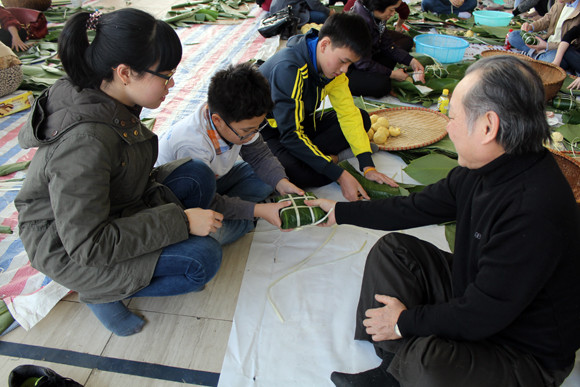 Gói bánh chưng xanh mang Tết đến đồng bào nghèo ảnh 6 Gói bánh chưng xanh mang Tết đến đồng bào nghèo ảnh 6