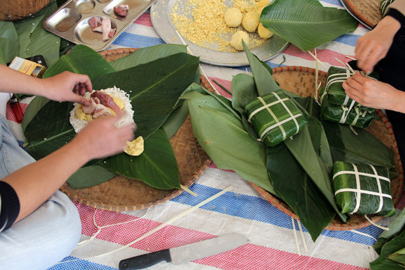 Gói bánh chưng xanh mang Tết đến đồng bào nghèo ảnh 8